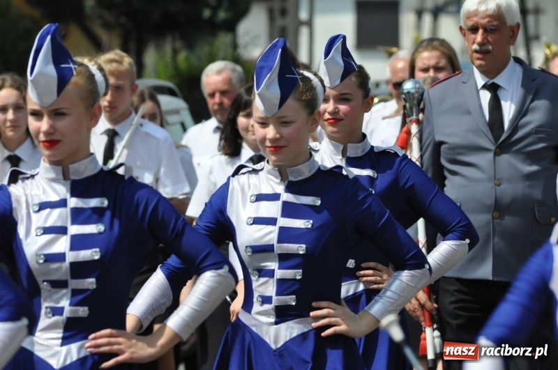 Zdjęcie w galerii na portalu naszraciborz.pl: Jest w orkiestrach dętych wielka siła. Przemarsz przez Tworków [WIDEO]  wiadomości z regionu