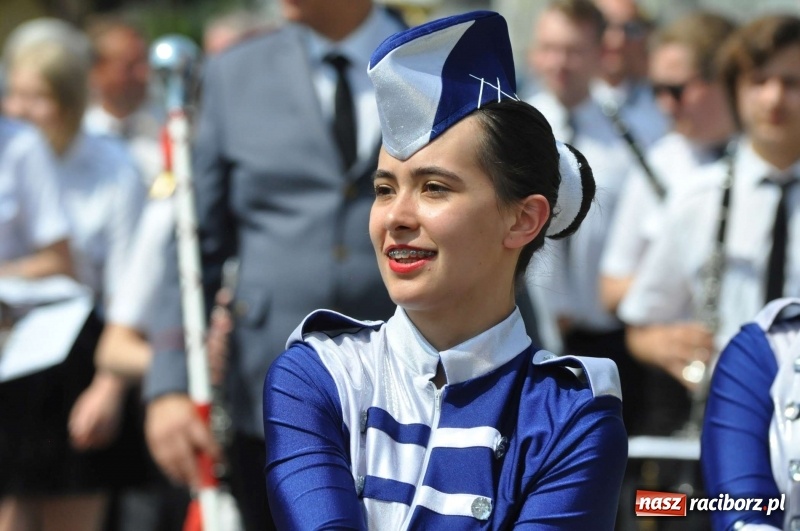Zdjęcie w galerii na portalu naszraciborz.pl: Jest w orkiestrach dętych wielka siła. Przemarsz przez Tworków [WIDEO]  wiadomości z regionu