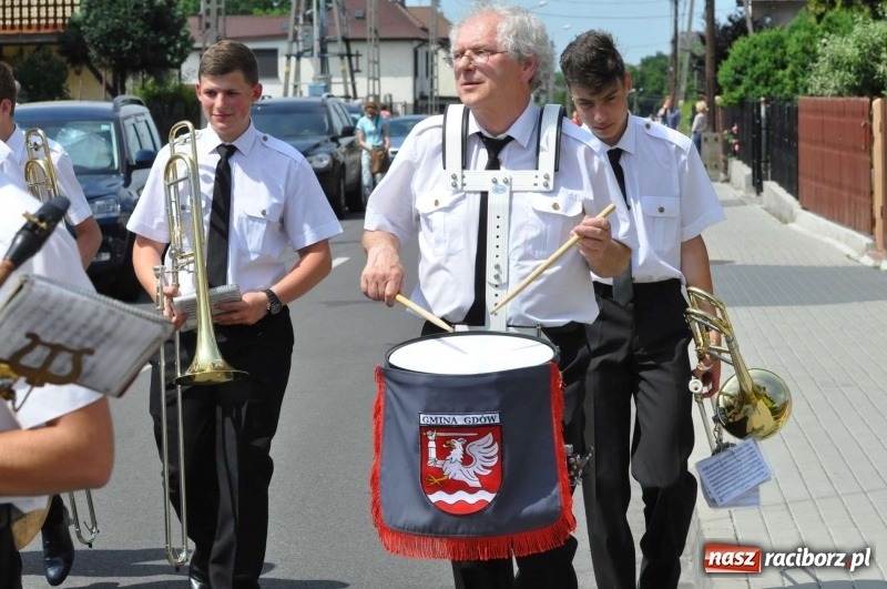 Zdjęcie w galerii na portalu naszraciborz.pl: Jest w orkiestrach dętych wielka siła. Przemarsz przez Tworków [WIDEO]  wiadomości z regionu
