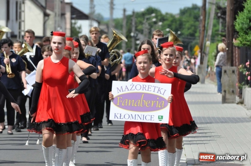 Zdjęcie w galerii na portalu naszraciborz.pl: Jest w orkiestrach dętych wielka siła. Przemarsz przez Tworków [WIDEO]  wiadomości z regionu