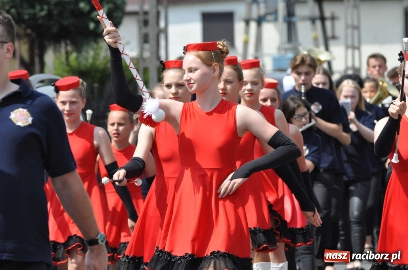 Zdjęcie w galerii na portalu naszraciborz.pl: Jest w orkiestrach dętych wielka siła. Przemarsz przez Tworków [WIDEO]  wiadomości z regionu