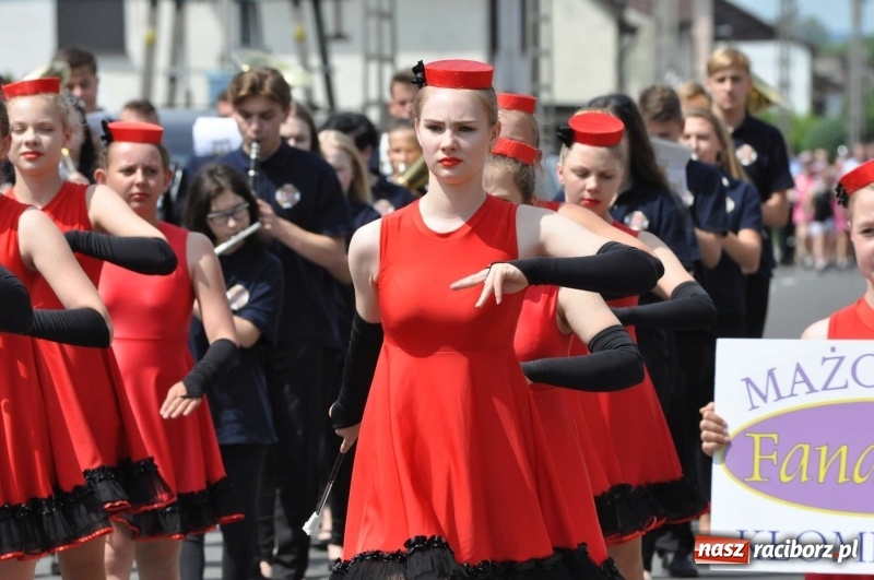 Zdjęcie w galerii na portalu naszraciborz.pl: Jest w orkiestrach dętych wielka siła. Przemarsz przez Tworków [WIDEO]  wiadomości z regionu