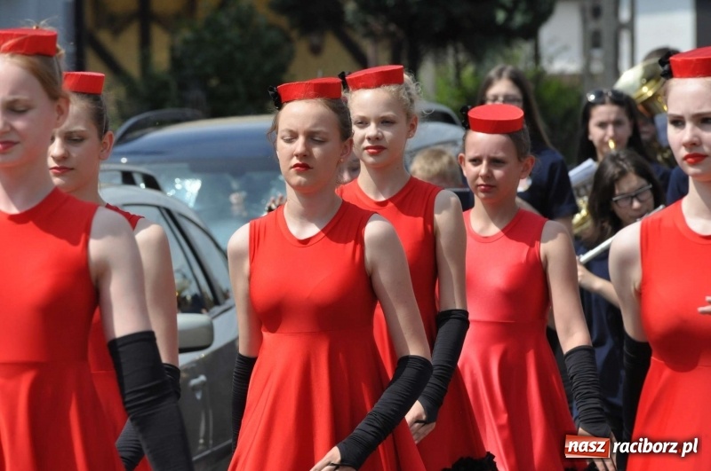 Zdjęcie w galerii na portalu naszraciborz.pl: Jest w orkiestrach dętych wielka siła. Przemarsz przez Tworków [WIDEO]  wiadomości z regionu