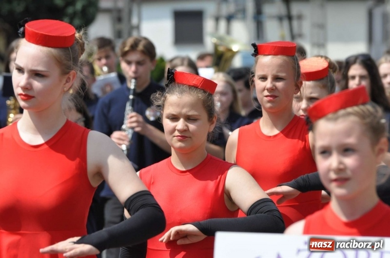 Zdjęcie w galerii na portalu naszraciborz.pl: Jest w orkiestrach dętych wielka siła. Przemarsz przez Tworków [WIDEO]  wiadomości z regionu