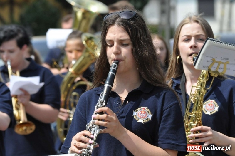 Zdjęcie w galerii na portalu naszraciborz.pl: Jest w orkiestrach dętych wielka siła. Przemarsz przez Tworków [WIDEO]  wiadomości z regionu