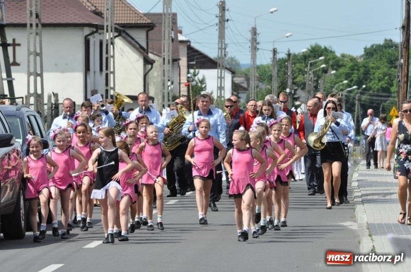 Zdjęcie w galerii na portalu naszraciborz.pl: Jest w orkiestrach dętych wielka siła. Przemarsz przez Tworków [WIDEO]  wiadomości z regionu