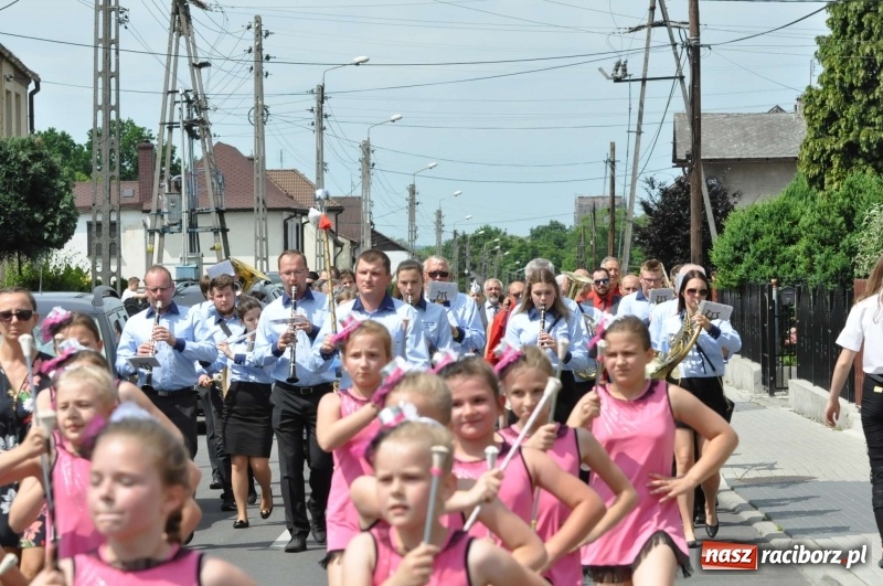Zdjęcie w galerii na portalu naszraciborz.pl: Jest w orkiestrach dętych wielka siła. Przemarsz przez Tworków [WIDEO]  wiadomości z regionu