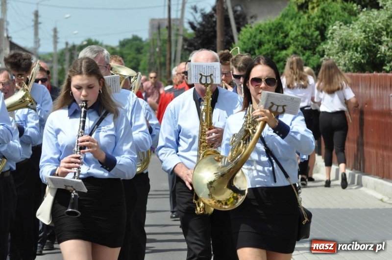 Zdjęcie w galerii na portalu naszraciborz.pl: Jest w orkiestrach dętych wielka siła. Przemarsz przez Tworków [WIDEO]  wiadomości z regionu