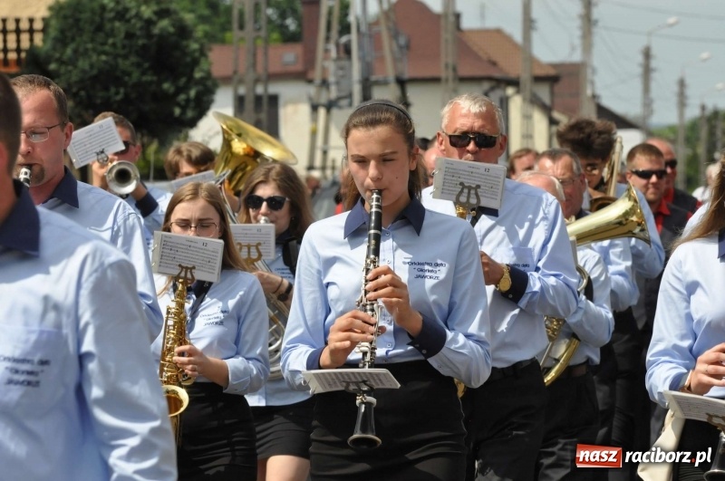 Zdjęcie w galerii na portalu naszraciborz.pl: Jest w orkiestrach dętych wielka siła. Przemarsz przez Tworków [WIDEO]  wiadomości z regionu
