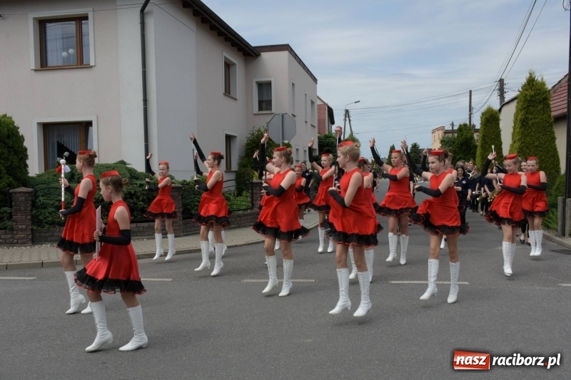Zdjęcie w galerii na portalu naszraciborz.pl: Jest w orkiestrach dętych wielka siła. Przemarsz przez Tworków [WIDEO]  wiadomości z regionu