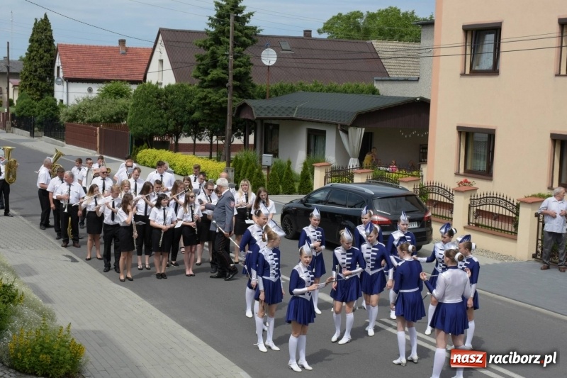 Zdjęcie w galerii na portalu naszraciborz.pl: Jest w orkiestrach dętych wielka siła. Przemarsz przez Tworków [WIDEO]  wiadomości z regionu
