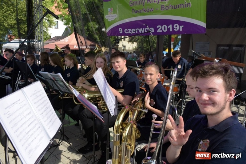 Zdjęcie w galerii na portalu naszraciborz.pl: Jest w orkiestrach dętych wielka siła. Przemarsz przez Tworków [WIDEO]  wiadomości z regionu