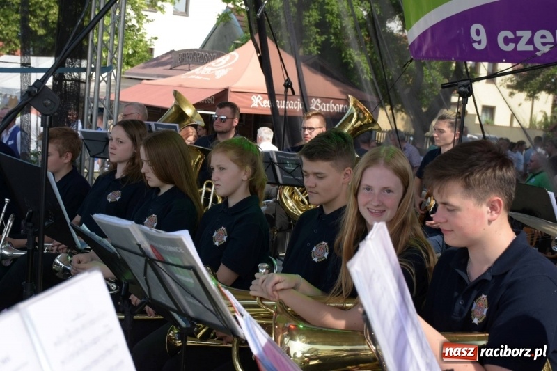 Zdjęcie w galerii na portalu naszraciborz.pl: Jest w orkiestrach dętych wielka siła. Przemarsz przez Tworków [WIDEO]  wiadomości z regionu