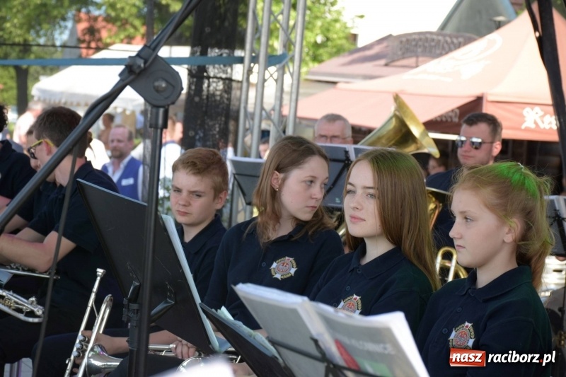 Zdjęcie w galerii na portalu naszraciborz.pl: Jest w orkiestrach dętych wielka siła. Przemarsz przez Tworków [WIDEO]  wiadomości z regionu