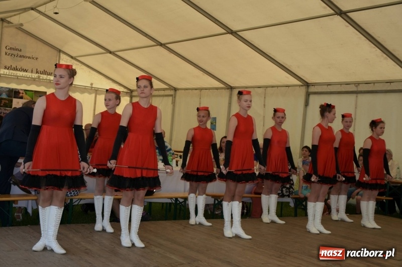 Zdjęcie w galerii na portalu naszraciborz.pl: Jest w orkiestrach dętych wielka siła. Przemarsz przez Tworków [WIDEO]  wiadomości z regionu