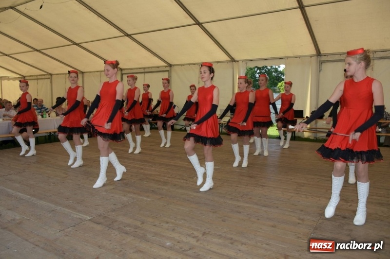 Zdjęcie w galerii na portalu naszraciborz.pl: Jest w orkiestrach dętych wielka siła. Przemarsz przez Tworków [WIDEO]  wiadomości z regionu
