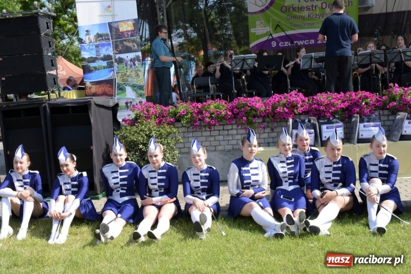 Zdjęcie w galerii na portalu naszraciborz.pl: Jest w orkiestrach dętych wielka siła. Przemarsz przez Tworków [WIDEO]  wiadomości z regionu