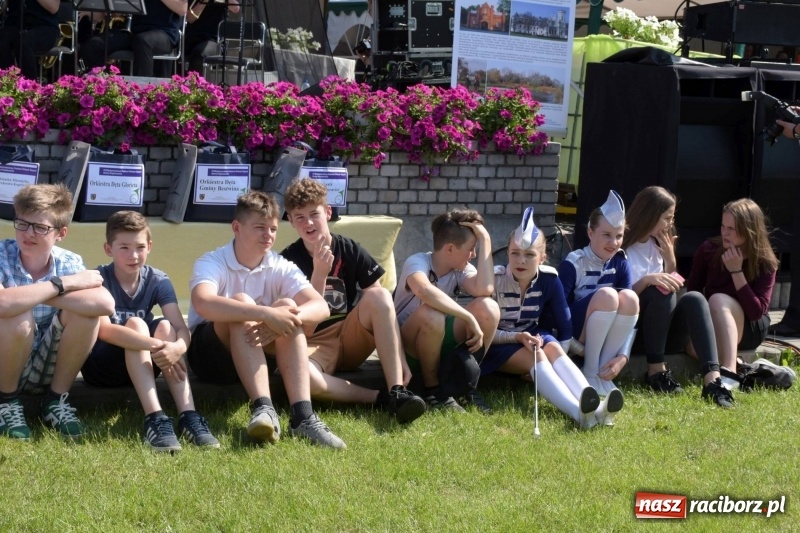 Zdjęcie w galerii na portalu naszraciborz.pl: Jest w orkiestrach dętych wielka siła. Przemarsz przez Tworków [WIDEO]  wiadomości z regionu