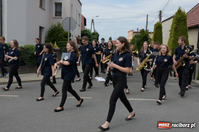 Zdjęcie w galerii na portalu naszraciborz.pl: Jest w orkiestrach dętych wielka siła. Przemarsz przez Tworków [WIDEO]  wiadomości z regionu