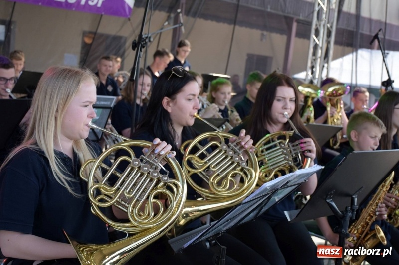 Zdjęcie w galerii na portalu naszraciborz.pl: Jest w orkiestrach dętych wielka siła. Przemarsz przez Tworków [WIDEO]  wiadomości z regionu