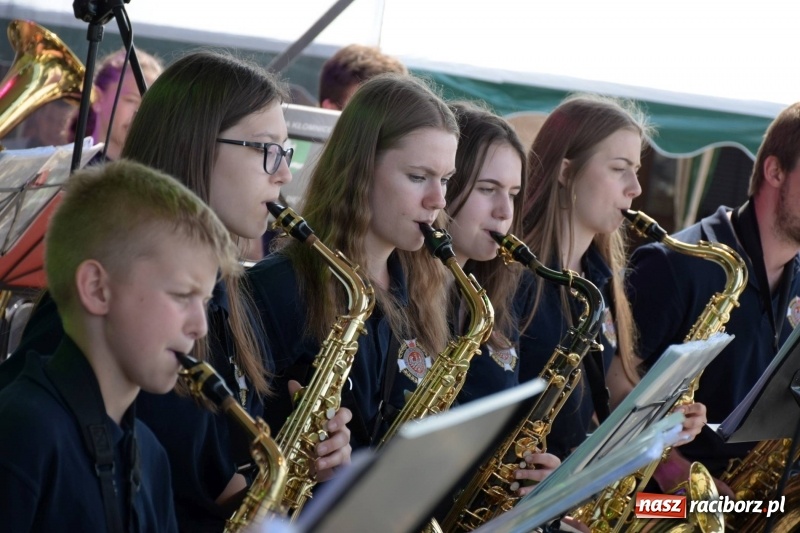 Zdjęcie w galerii na portalu naszraciborz.pl: Jest w orkiestrach dętych wielka siła. Przemarsz przez Tworków [WIDEO]  wiadomości z regionu