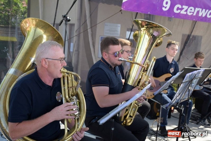 Zdjęcie w galerii na portalu naszraciborz.pl: Jest w orkiestrach dętych wielka siła. Przemarsz przez Tworków [WIDEO]  wiadomości z regionu