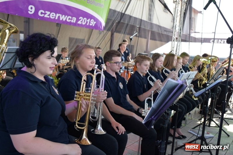 Zdjęcie w galerii na portalu naszraciborz.pl: Jest w orkiestrach dętych wielka siła. Przemarsz przez Tworków [WIDEO]  wiadomości z regionu