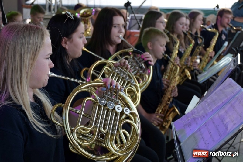 Zdjęcie w galerii na portalu naszraciborz.pl: Jest w orkiestrach dętych wielka siła. Przemarsz przez Tworków [WIDEO]  wiadomości z regionu