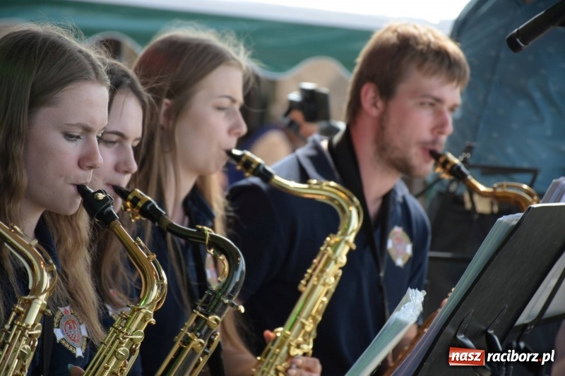 Zdjęcie w galerii na portalu naszraciborz.pl: Jest w orkiestrach dętych wielka siła. Przemarsz przez Tworków [WIDEO]  wiadomości z regionu