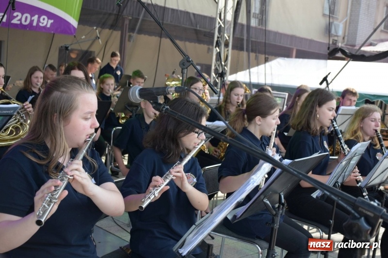 Zdjęcie w galerii na portalu naszraciborz.pl: Jest w orkiestrach dętych wielka siła. Przemarsz przez Tworków [WIDEO]  wiadomości z regionu