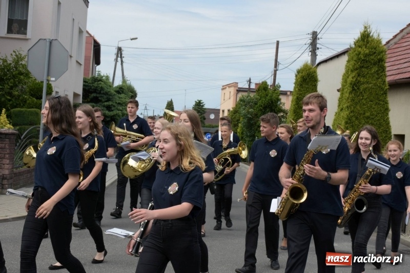 Zdjęcie w galerii na portalu naszraciborz.pl: Jest w orkiestrach dętych wielka siła. Przemarsz przez Tworków [WIDEO]  wiadomości z regionu