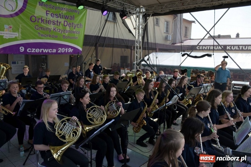 Zdjęcie w galerii na portalu naszraciborz.pl: Jest w orkiestrach dętych wielka siła. Przemarsz przez Tworków [WIDEO]  wiadomości z regionu