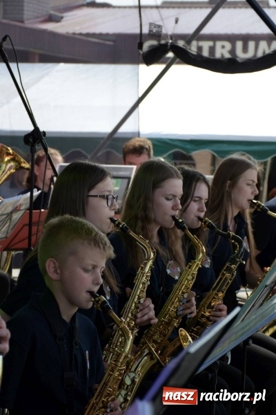Zdjęcie w galerii na portalu naszraciborz.pl: Jest w orkiestrach dętych wielka siła. Przemarsz przez Tworków [WIDEO]  wiadomości z regionu