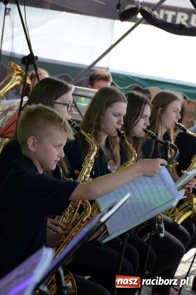 Zdjęcie w galerii na portalu naszraciborz.pl: Jest w orkiestrach dętych wielka siła. Przemarsz przez Tworków [WIDEO]  wiadomości z regionu