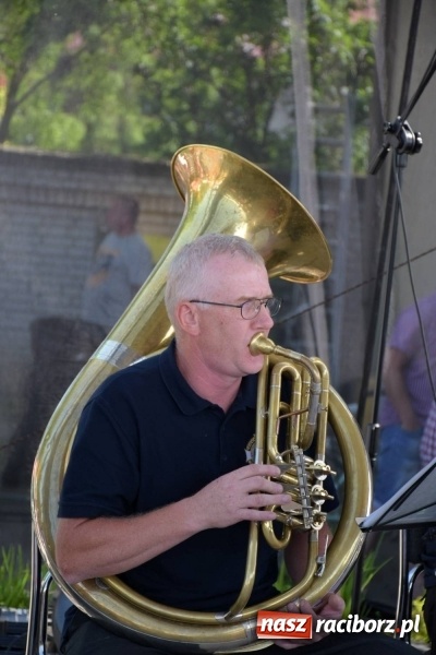 Zdjęcie w galerii na portalu naszraciborz.pl: Jest w orkiestrach dętych wielka siła. Przemarsz przez Tworków [WIDEO]  wiadomości z regionu