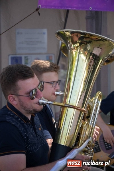 Zdjęcie w galerii na portalu naszraciborz.pl: Jest w orkiestrach dętych wielka siła. Przemarsz przez Tworków [WIDEO]  wiadomości z regionu