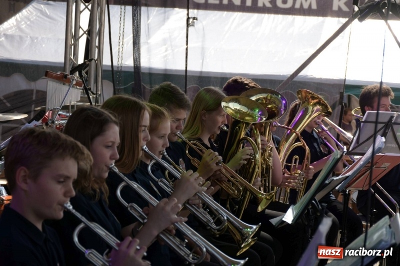 Zdjęcie w galerii na portalu naszraciborz.pl: Jest w orkiestrach dętych wielka siła. Przemarsz przez Tworków [WIDEO]  wiadomości z regionu