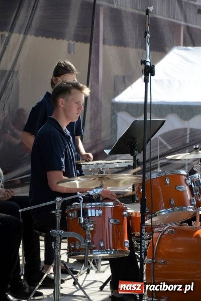 Zdjęcie w galerii na portalu naszraciborz.pl: Jest w orkiestrach dętych wielka siła. Przemarsz przez Tworków [WIDEO]  wiadomości z regionu