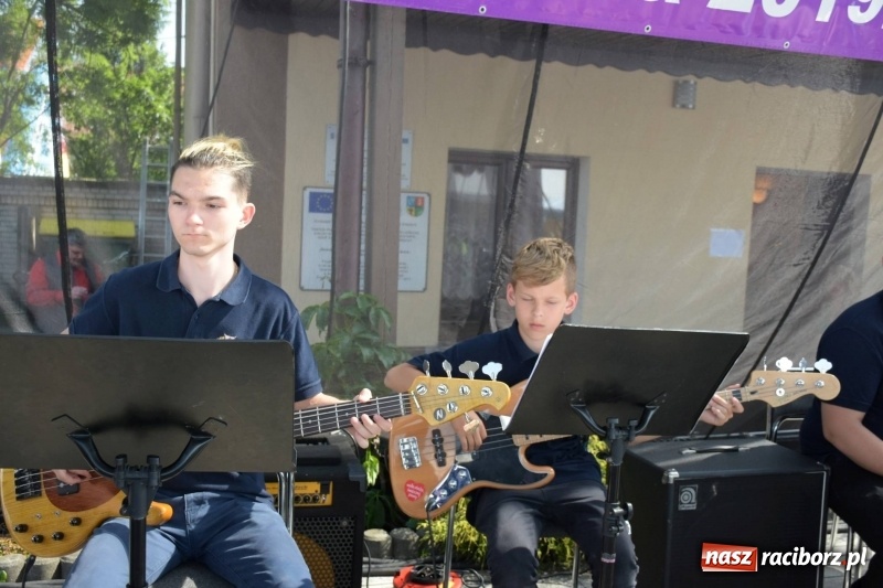 Zdjęcie w galerii na portalu naszraciborz.pl: Jest w orkiestrach dętych wielka siła. Przemarsz przez Tworków [WIDEO]  wiadomości z regionu