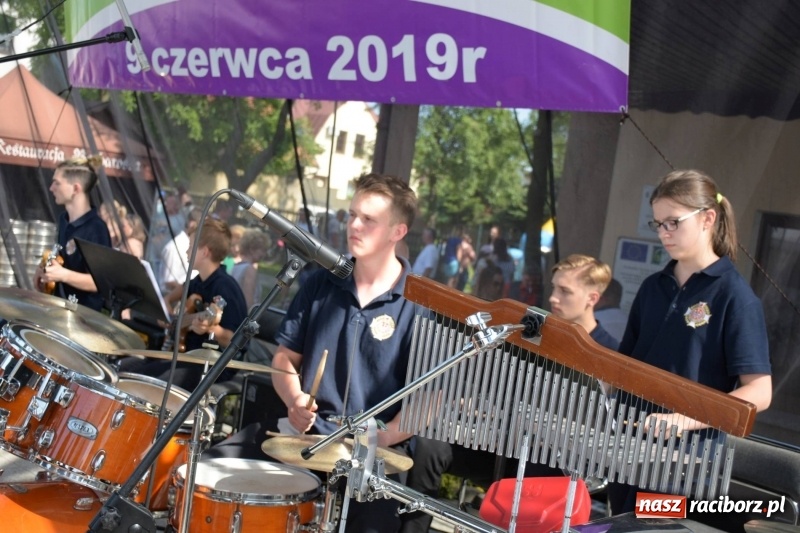 Zdjęcie w galerii na portalu naszraciborz.pl: Jest w orkiestrach dętych wielka siła. Przemarsz przez Tworków [WIDEO]  wiadomości z regionu