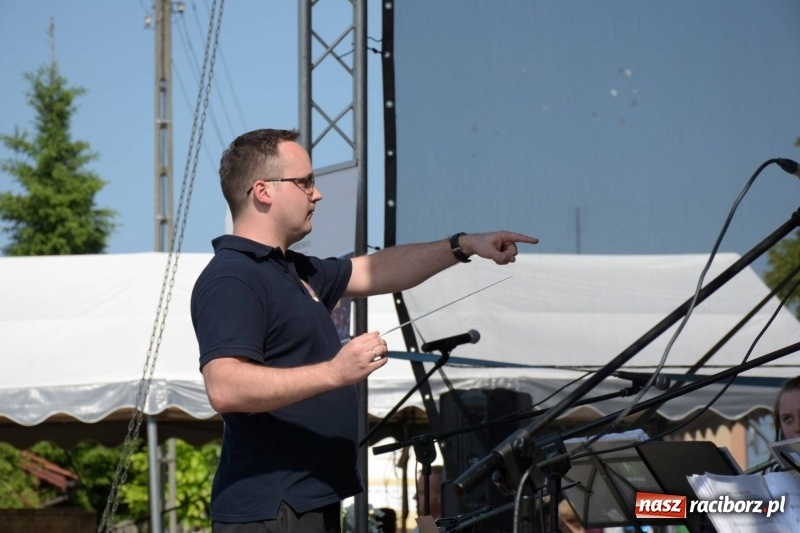 Zdjęcie w galerii na portalu naszraciborz.pl: Jest w orkiestrach dętych wielka siła. Przemarsz przez Tworków [WIDEO]  wiadomości z regionu