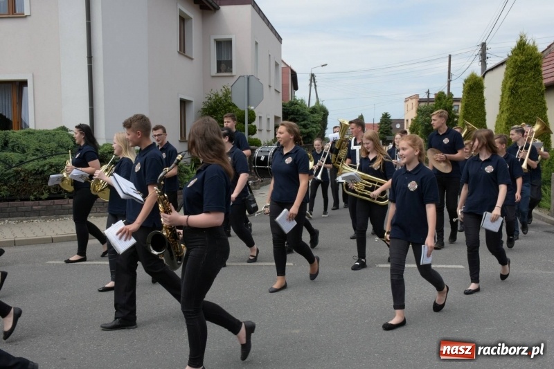 Zdjęcie w galerii na portalu naszraciborz.pl: Jest w orkiestrach dętych wielka siła. Przemarsz przez Tworków [WIDEO]  wiadomości z regionu
