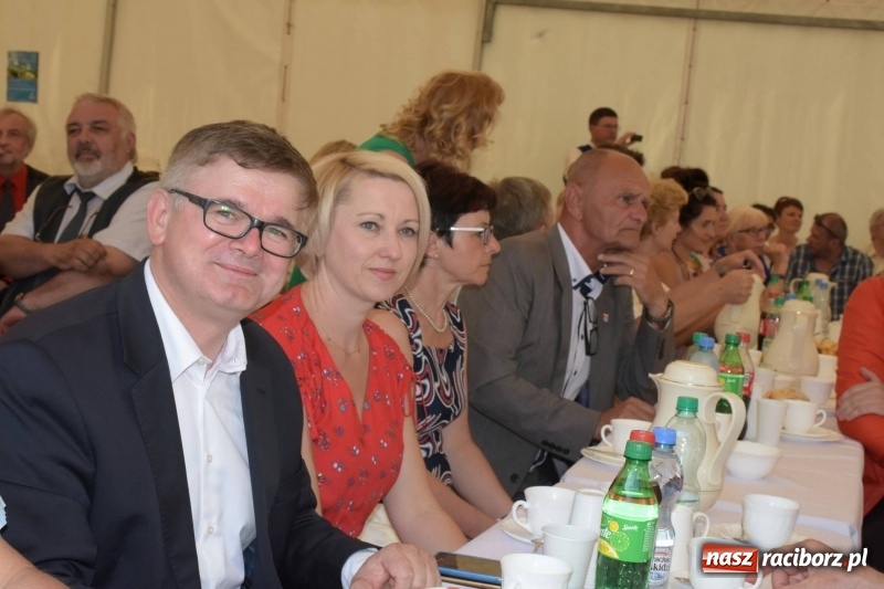 Zdjęcie w galerii na portalu naszraciborz.pl: Jest w orkiestrach dętych wielka siła. Przemarsz przez Tworków [WIDEO]  wiadomości z regionu