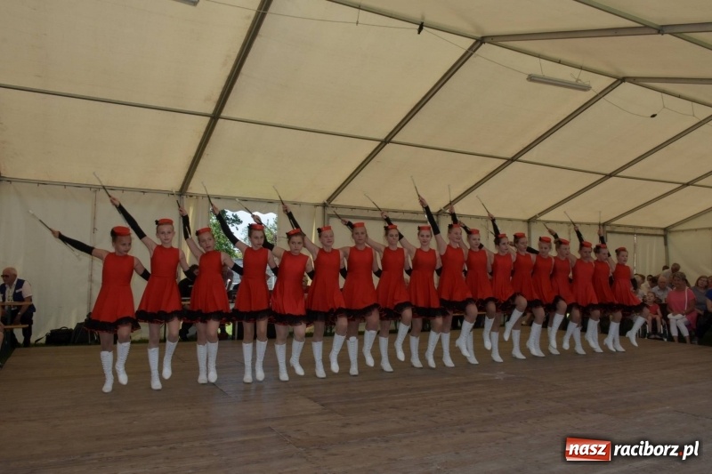 Zdjęcie w galerii na portalu naszraciborz.pl: Jest w orkiestrach dętych wielka siła. Przemarsz przez Tworków [WIDEO]  wiadomości z regionu