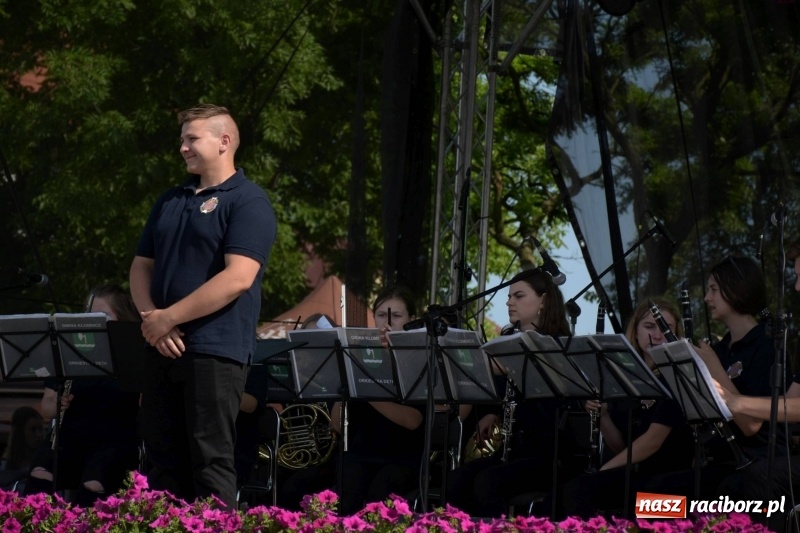Zdjęcie w galerii na portalu naszraciborz.pl: Jest w orkiestrach dętych wielka siła. Przemarsz przez Tworków [WIDEO]  wiadomości z regionu