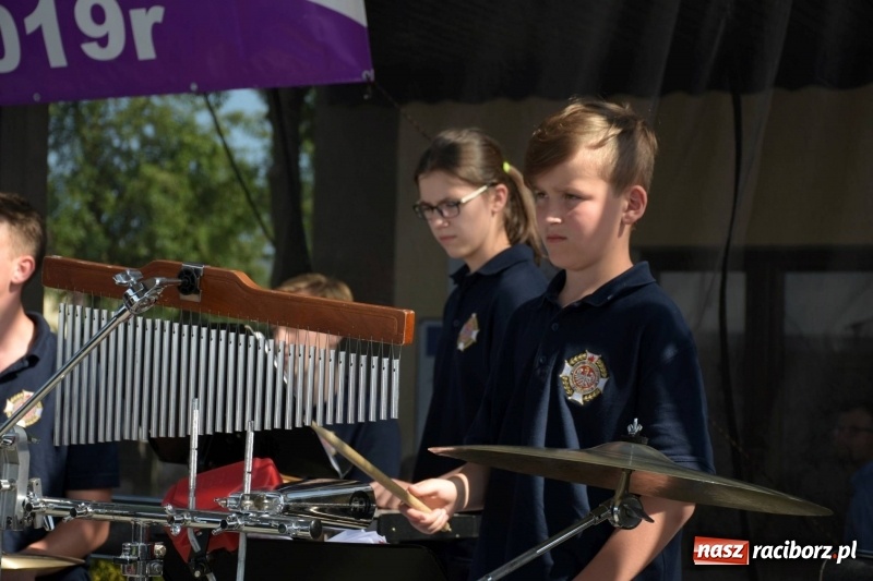 Zdjęcie w galerii na portalu naszraciborz.pl: Jest w orkiestrach dętych wielka siła. Przemarsz przez Tworków [WIDEO]  wiadomości z regionu