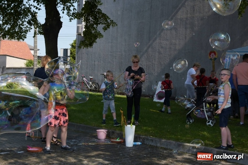 Zdjęcie w galerii na portalu naszraciborz.pl: Jest w orkiestrach dętych wielka siła. Przemarsz przez Tworków [WIDEO]  wiadomości z regionu