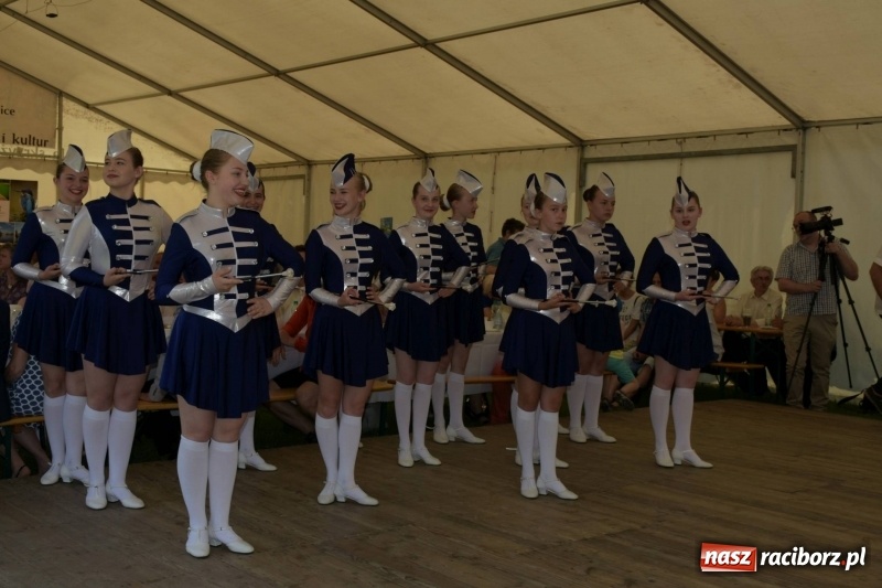 Zdjęcie w galerii na portalu naszraciborz.pl: Jest w orkiestrach dętych wielka siła. Przemarsz przez Tworków [WIDEO]  wiadomości z regionu