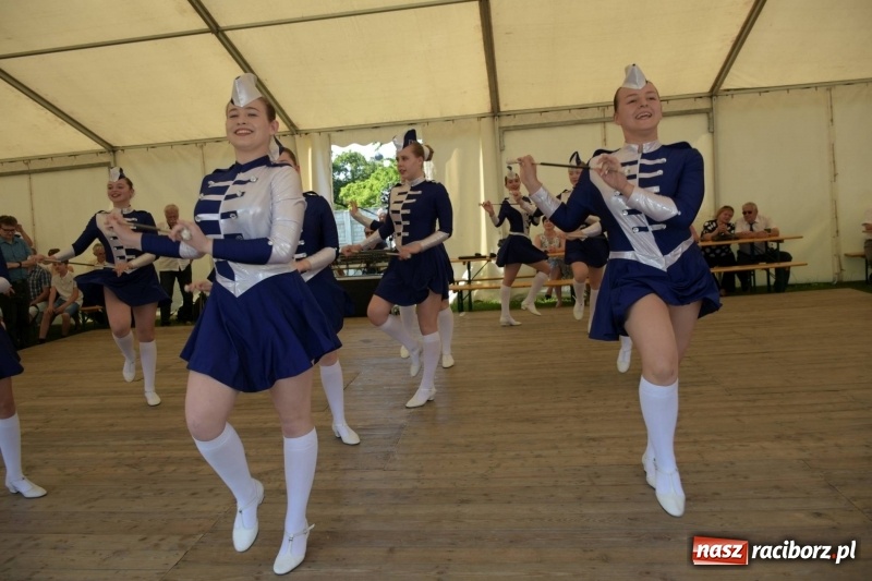 Zdjęcie w galerii na portalu naszraciborz.pl: Jest w orkiestrach dętych wielka siła. Przemarsz przez Tworków [WIDEO]  wiadomości z regionu