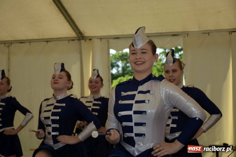 Zdjęcie w galerii na portalu naszraciborz.pl: Jest w orkiestrach dętych wielka siła. Przemarsz przez Tworków [WIDEO]  wiadomości z regionu
